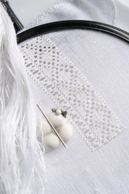 Minimalistyczny monogram haftowany